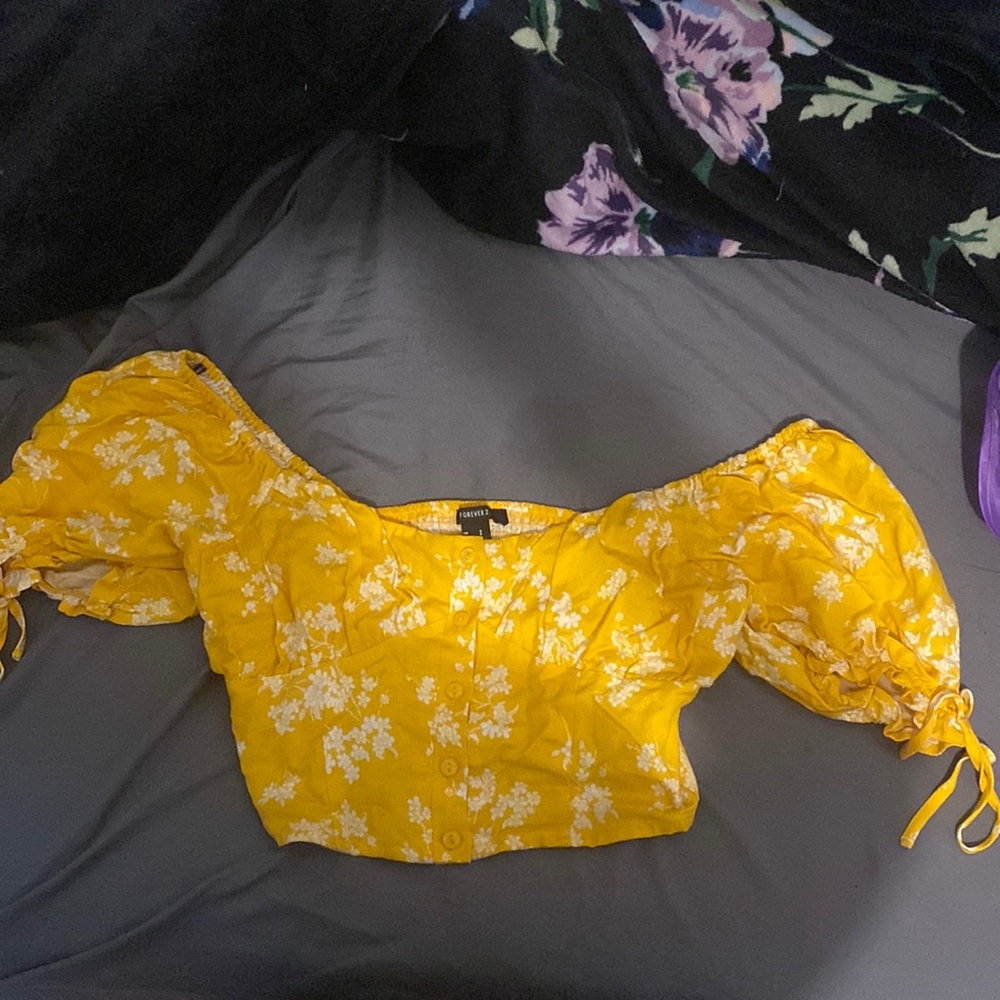 Forever 21 floral top in a size US Small.